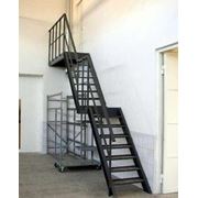 Металлические лестницы для производственных помещений фото