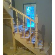 Закрытая (с подступенками) лестница из сосны фотография