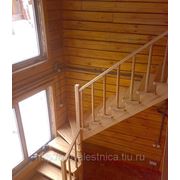Деревянная лестница с забежными ступенями фото