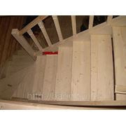 Лестница из сосны с поворотными ступенями фото