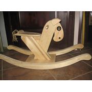 Конь-качалка деревянный фотография