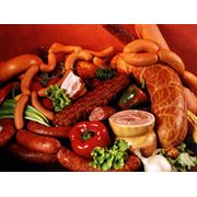 Колбасы в ассортимерне и другие мясные продукты фотография