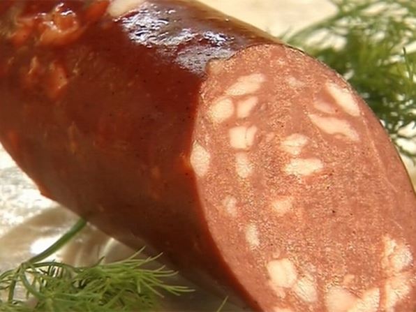 Как варить варено копченую колбасу. Колбаса Минская в специях. Колбаса в сырной оболочке. Колбаса Минская в мешечке.