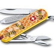 0.6223.L1702 Нож перочинный Victorinox Classic LE2017 “Honey Bee“ 58мм 7функций фото