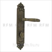 Дверная ручка на планке с фиксатором (поворотной кнобкой) ROMA. Арт. 983/880 WC М75 фотография