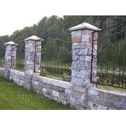 Кованый забор с каменными столбами фото