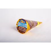 Мороженое с топингом шоколад в вафельном рожке Малибушка фотография