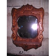 Зеркало в деревянной оправе фото