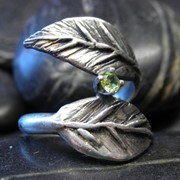 Серебряное кольцо с зелёным перидотом фото