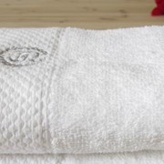 Махровые полотенца белые, гостиничного типа фото
