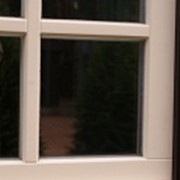 Деревянные накладные шпросы или фальш-накладки это деревянный декоративный элемент окна у виде рейки, который устанавливается непосредственно на стеклопакет с двух сторон окна с помощью двусторонней липкой лентой и герметизируется по периметру. фото