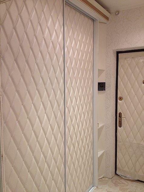 Обшить дверь дермантином. Обивка металлических дверей дермантином. Двери обшитые экокожей. Обивка входной двери дермантином. Обивка входной двери дермантином.