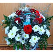 Композиция с 5 красными розами и хризантемами в корзине "С юбилеем!"