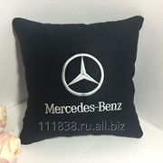 Подушка черная Mercedes вышивка белая фотография