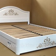 Белая двуспальная деревянная кровать в Киеве фотография