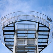 Ступени из оцинкованной стали с ячейками 33х11 мм фото