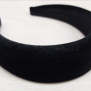 Обруч для волос минималистичный бархатный черный фото