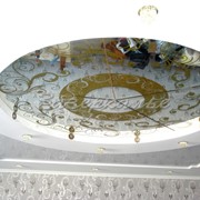 Декоративные потолки зеркальные с узором под золото фотография
