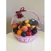 Корзина с ягодами и фруктами фотография