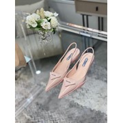 Туфли с открытой пяткой на низком каблуке-запятой розового цвета фотография