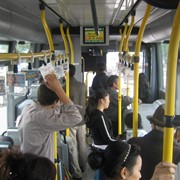 Размещение роликов на мониторах в общественном транспорте фото