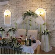 Цветочное оформление помещений, столов, залов, создание свадебных арок фото