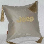 Подушка бежевая Jeep с кистями золото фотография