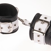 Чёрно-белые кожаные наручники с ремешком с двумя карабинами фото