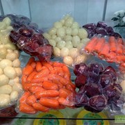 Свежие очищенные овощи в вакуумной упаковке / полуфабрикат фото