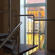 Лестница на ломаном косоуре, лестница интерьерная фотография