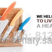 Набор керамических ножей на деревянной подставке с дощечкой фотография