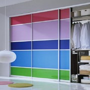 Шкафы-купе с разноцветным лакобелем фото
