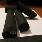 Прессованный древесный уголь, древесно-угольный брикет фотография