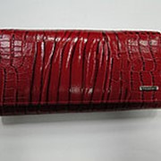 Женский кожаный кошелек красный на магнитах фото