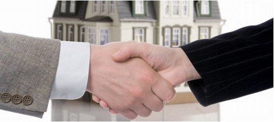 Сниму квартиру или дом. Фото ключи от квартиры в женских руках. Срочно найм. Арендую помещение. Рекламные креативы для таргета.