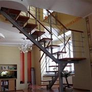 Лестница на сварном центральном косоуре фото