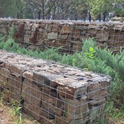 узкая оцинкованная габионная стена на заднем дворе фото