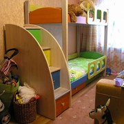 Кровать детская двухъярусная со ступеньками-ящиками фото