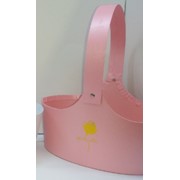 Подарочная упаковка для цветов в виде корзинки розовая фотография