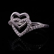 Кольцо для помолвки из серебра в форме сердец с драгоценными камнями фото