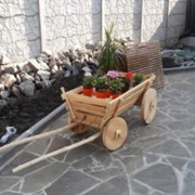 Декоративная тележка в сад малая фото