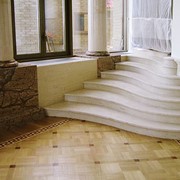 Лестница пол и колонны из натурального камня