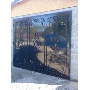 Ворота металлические распашные гаражные с элементами художественной ковки фотография