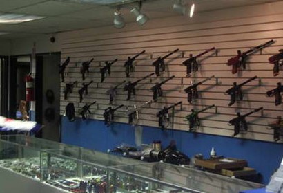 Оружейный магазин в махачкале. Оружейный магазин. Магазин охотник волгоград. Охотничий магазин в тобольске. Мир оружия энгельс.