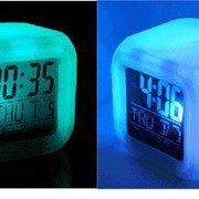 Светящийся кубик с часами и термометром меняет цвет фото