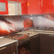 Кухонный фартук из стекла (Скинали) в красно-белой гамме фото