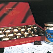 Каштановые конфеты в подарочной коробке или банке фотография