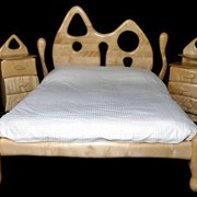 Кровать из дерева. фото