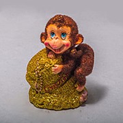 Копилка Озорная обезьянка на монетах 13 см фотография