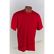 Однотонная красная футболка